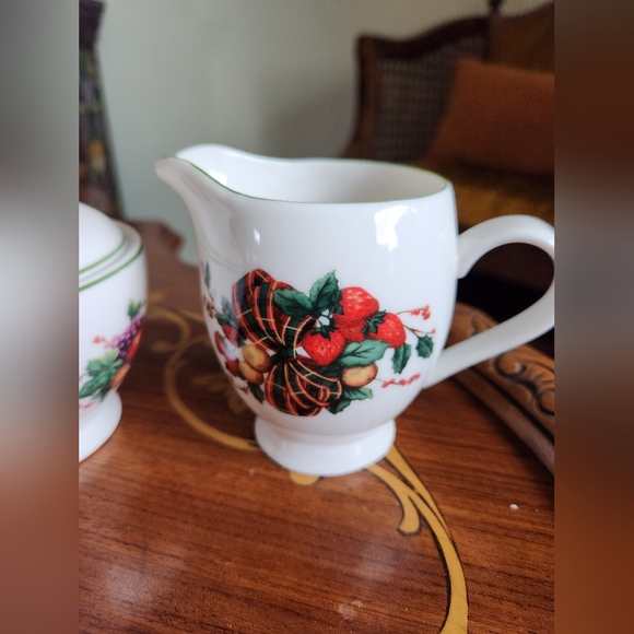 Holiday creamer and sugar set - Picture 3 of 6